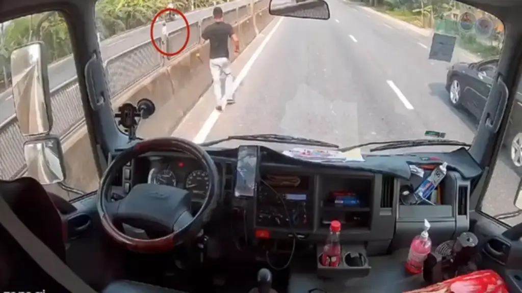 Tài xế thắng gấp giữa quốc lộ, lao xuống cứu bé gái 2 tuổi băng qua đường