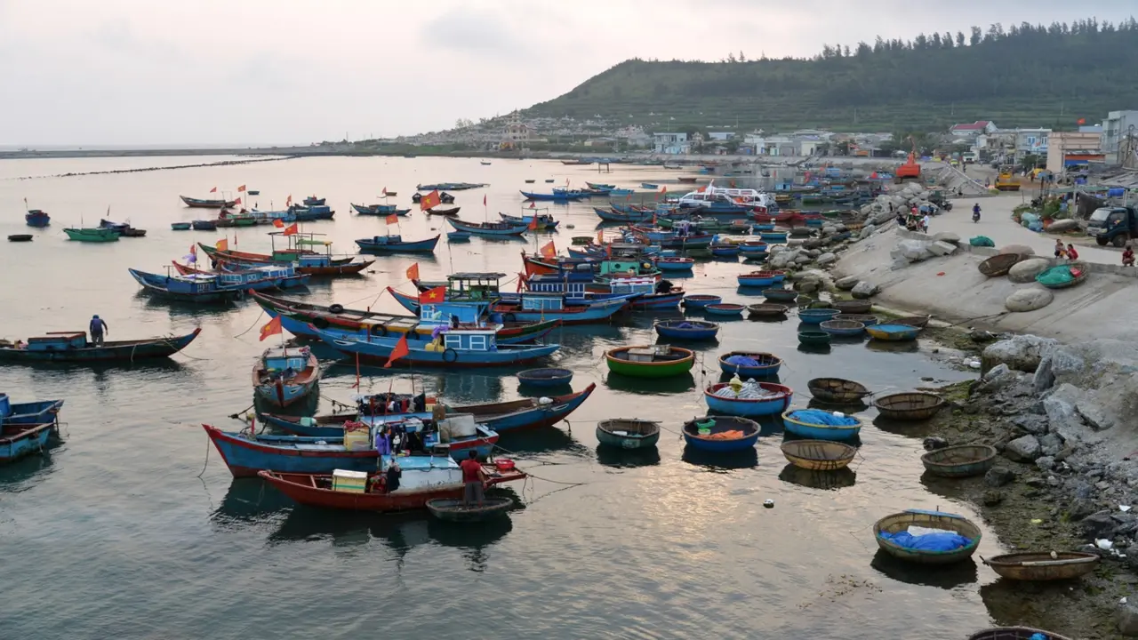 Tắm biển ở Lý Sơn, hai học sinh đuối nước, một em tử vong