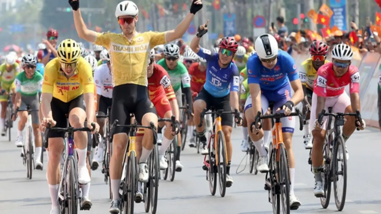 Tay đua đội Thanh Hóa bất ngờ giành chiến thắng ở Cúp xe đạp truyền hình TP.HCM