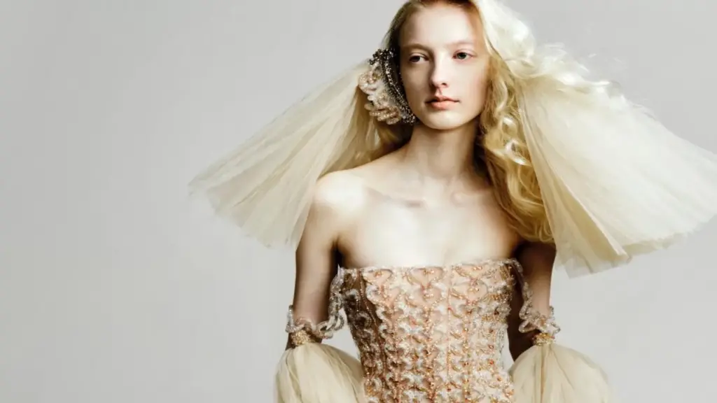 Thiết kế ‘Cành vàng lá ngọc’ của Phan Huy lên Vogue Hong Kong sau sàn diễn Paris