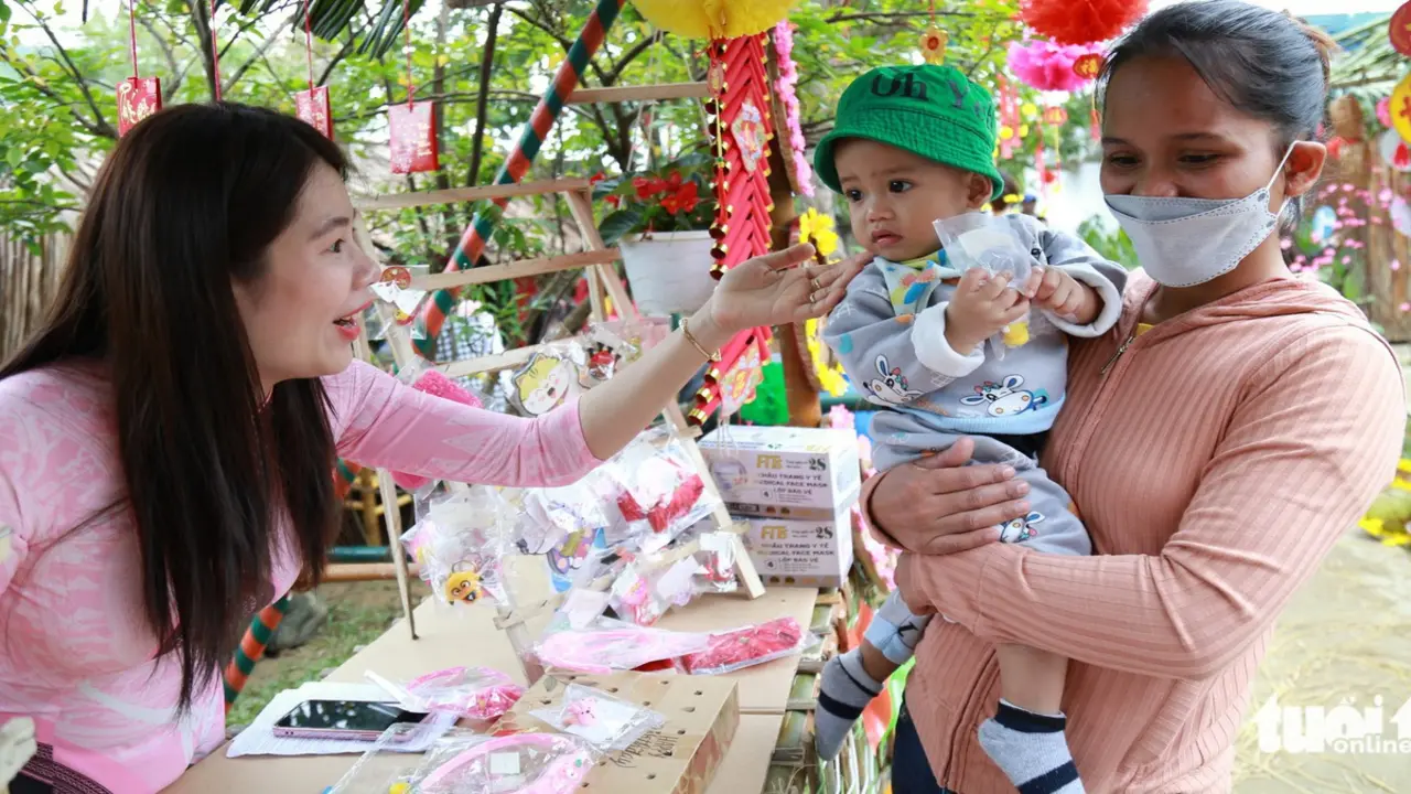 Thiếu chỗ gửi trẻ, lao động nữ khó quay lại khu công nghiệp