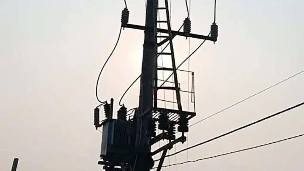 Thiếu niên mắc trên đường dây điện 35 kV