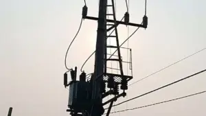 Thiếu niên mắc trên đường dây điện 35 kV