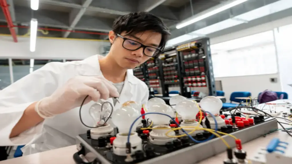 Tôi học giỏi Toán nhưng khổ sở môn Vật lý suốt cấp ba