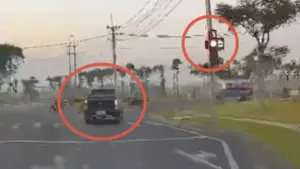 Từ clip người dân gửi, CSGT TP.HCM xử phạt xe bán tải vượt đèn đỏ