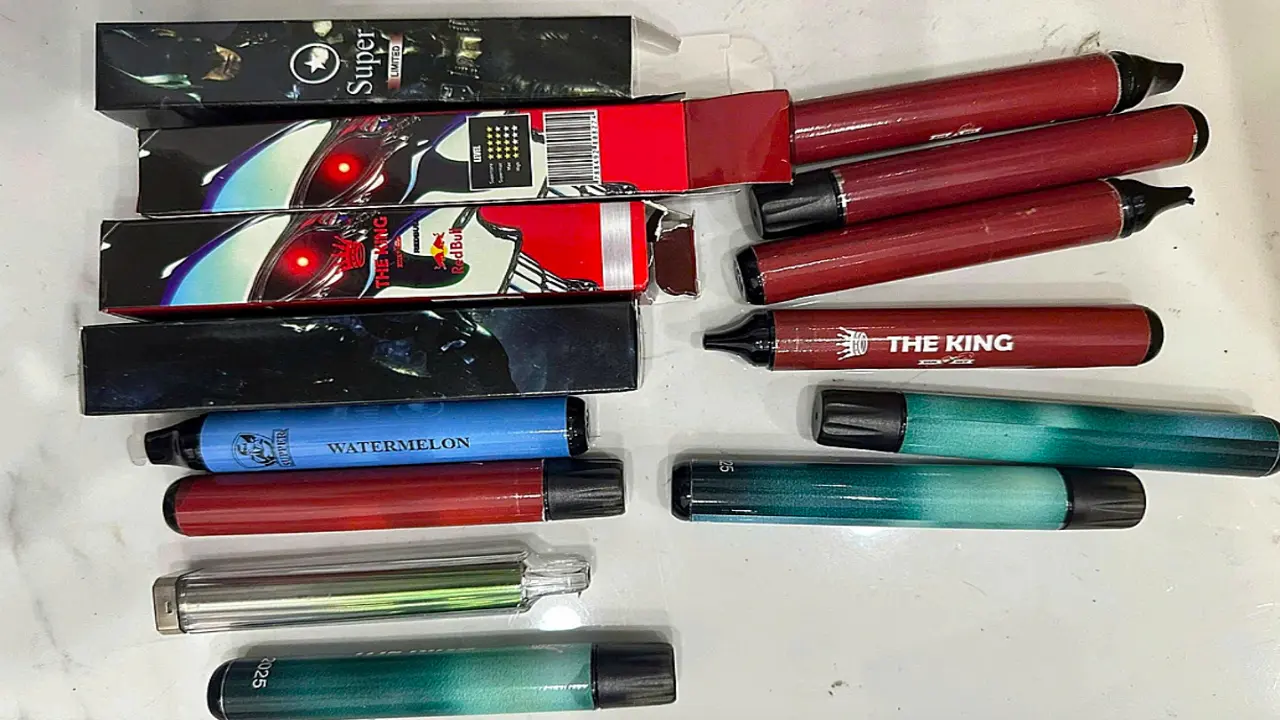 Tuổi trung bình hút thuốc lá điện tử là 16,9