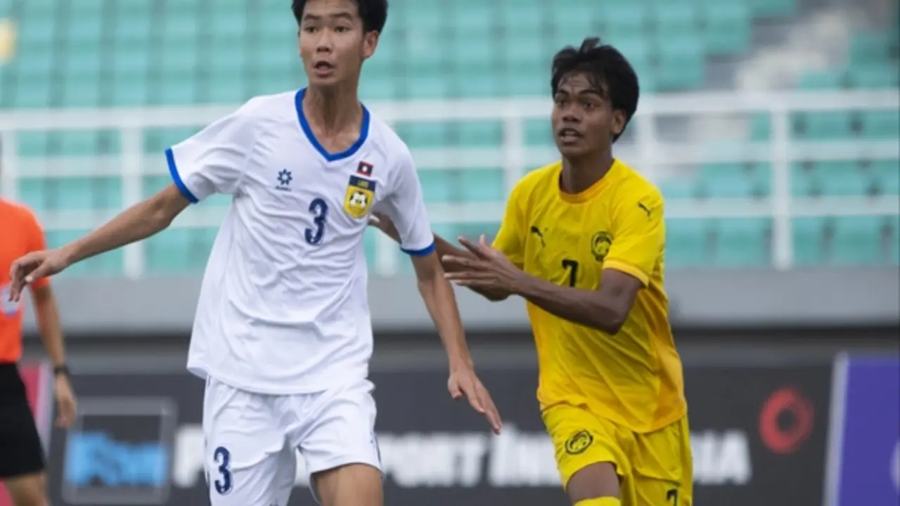 U.17 Lào đá thiếu người vì đánh nguội, Malaysia thắng đậm để vào chung kết U.17 Đông Nam Á
