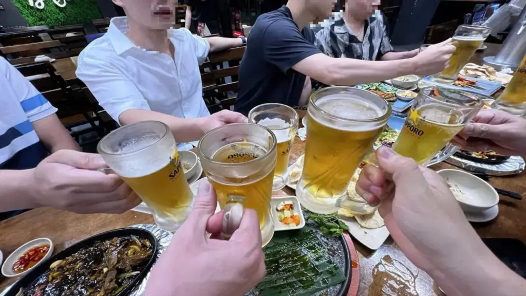 Uống rượu bia trong giờ làm việc, bán rượu bia cho người chưa đủ 18 tuổi bị phạt 3 triệu đồng