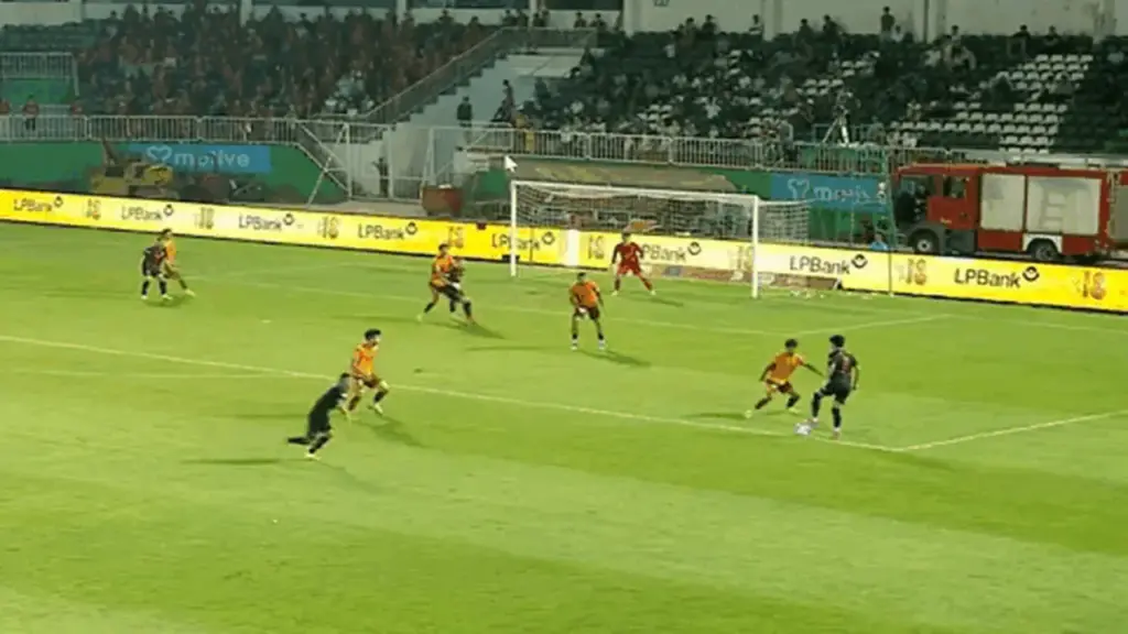 Văn Thuận lập siêu phẩm vào lưới Hoàng Anh Gia Lai, mang về chiến thắng cho Ninh Bình