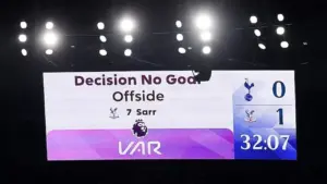 Vì sao các trọng tài ghét VAR?