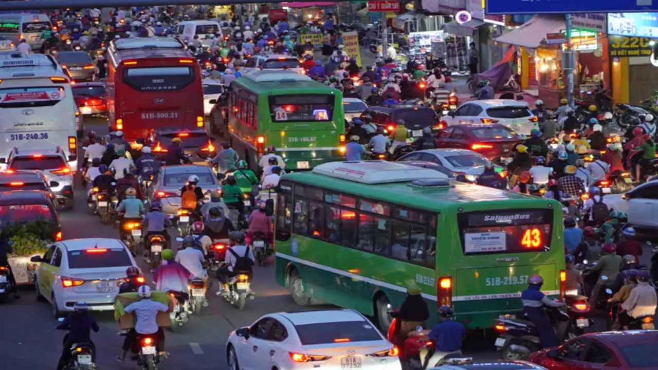 Vì sao xe buýt TP HCM không chạy đến 10h đêm?