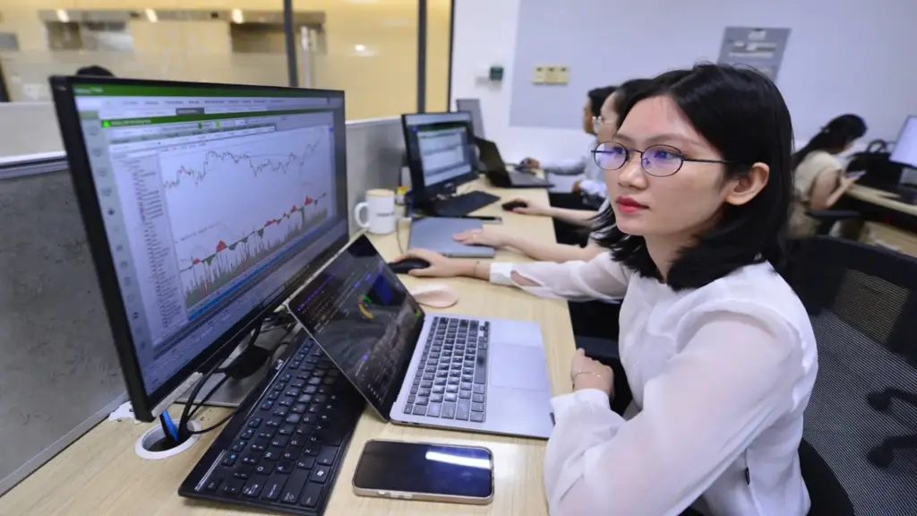 VN-Index tăng 4 phiên liên tiếp, vượt 1.800 điểm nhưng 'xanh vỏ đỏ lòng'