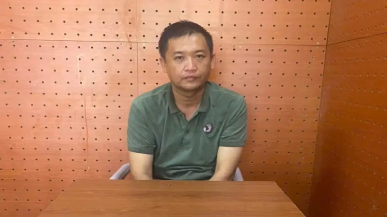 Vờ đẩy giúp xe hết xăng, lợi dụng cướp điện thoại