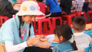 Vượt nắng gắt, hàng chục người trẻ mang ánh sáng lên Sông Y