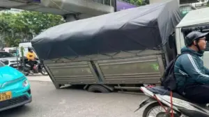 Xe tải sụt hố trên đường Hà Nội