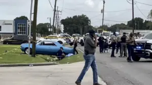 Xe tông vào đoàn diễu hành mừng Tết Lào tại Mỹ, 13 người bị thương